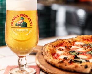 モレッティ ビール グラスビールとピザ