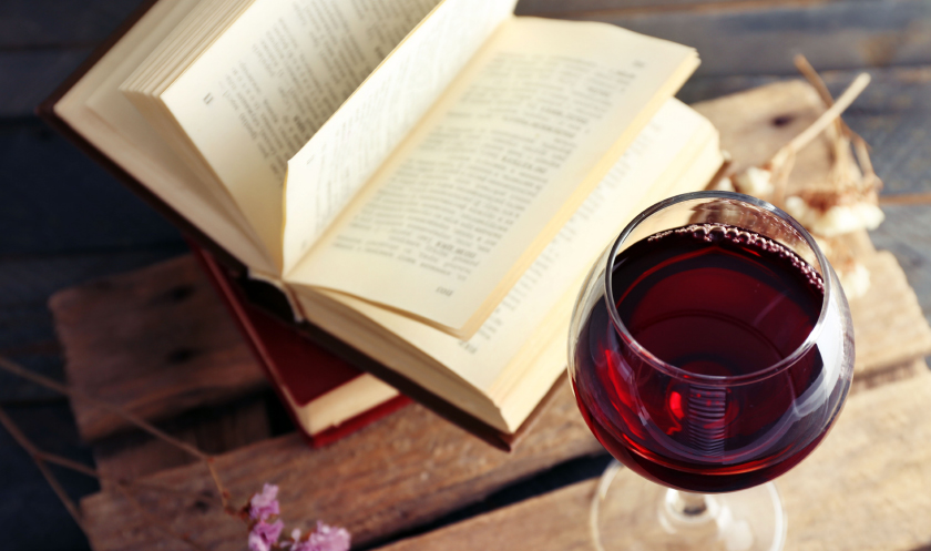 書籍とワイングラス
