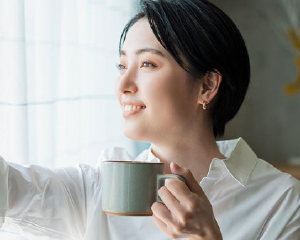 伊藤園 伝承の健康茶 健康焙煎 そば茶 マグカップを手に持つ女性