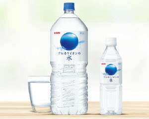 キリン アルカリイオンの水 ペットボトルとグラス