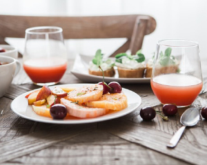 キリン トマトジュース 料理とグラス