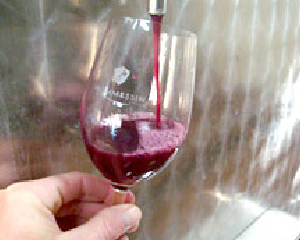モメサン グラスに注がれる赤ワイン