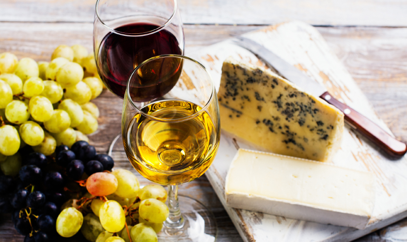 ドメーヌ ローラン スニー　ワイングラスとブドウとチーズ
