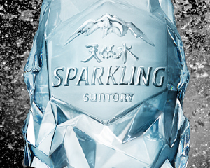 サントリー THE STRONG 天然水スパークリング 氷をイメージボトル