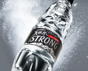 サントリー THE STRONG 天然水スパークリング ペットボトル